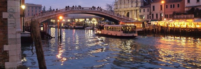 LO GETTANO IN ACQUA E GLI TIRANO SACCHI DI SABBIA PER ''AFFONDARLO'' - 03/04/2016