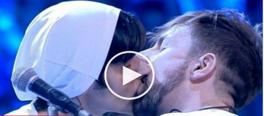 AMICI, BACIO GAY PER IL CANTANTE DE LA RUA. COMING OUT IN DIRETTA? ECCO LA VERITA' - 10/04/2016