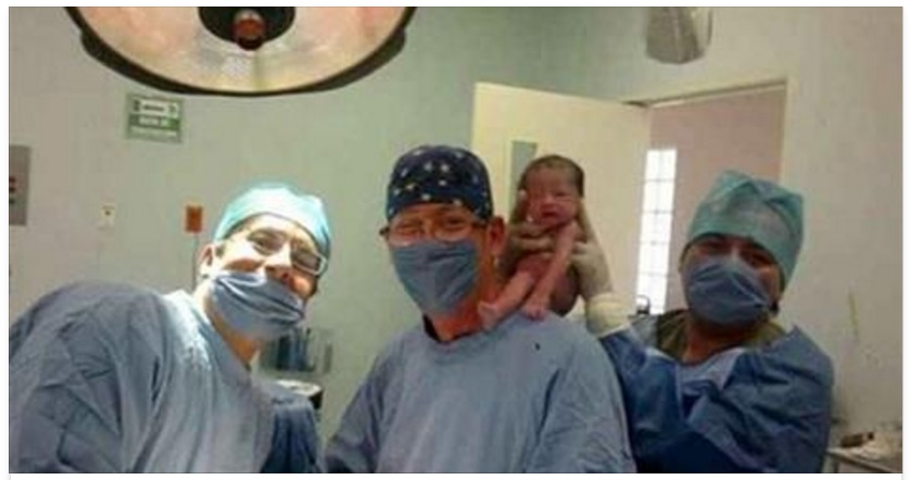 I MEDICI SI FANNO SELFIE COL BAMBINO APPENA NATO E LO PUBBLICANO SU FACEBOOK: SCOPPIA LA FEROCE POLEMICA - 10/04/2016