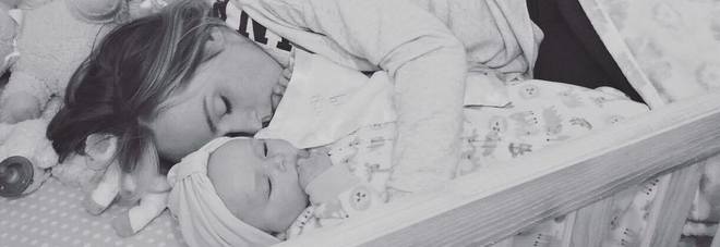 TROVA LA MOGLIE ADDORMENTATA NELLA CULLA CON LA FIGLIA. IL MOTIVO FA VENIRE I BRIVIDI - FOTO - 14/04/2016