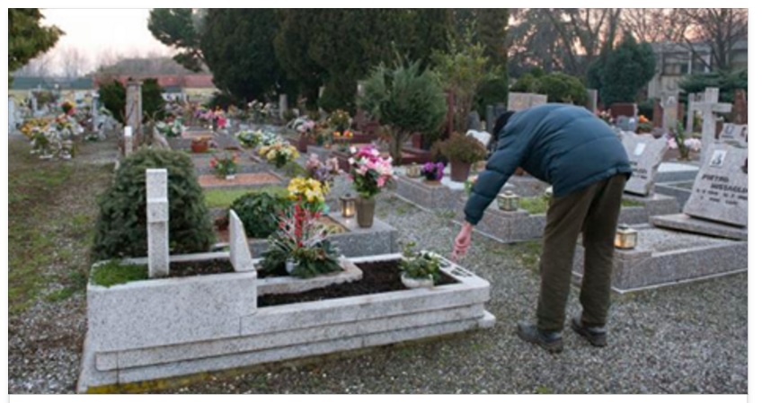VANNO AL CIMITERO, QUELLO CHE FA UNA COPPIA DI ANZIANI TRA LE TOMBE E' INCREDIBILE - 16/04/2016