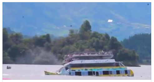 AFFONDA TRAGHETTO CON CENTINAIA DI TURISTI: ALMENO 9 MORTI E 28 DISPERSI - 26/06/2017