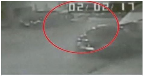 IMMIGRATI ASSALTANO 2 AMICI: POI STUPRANO COSI' LA RAGAZZA - 26/06/2017
