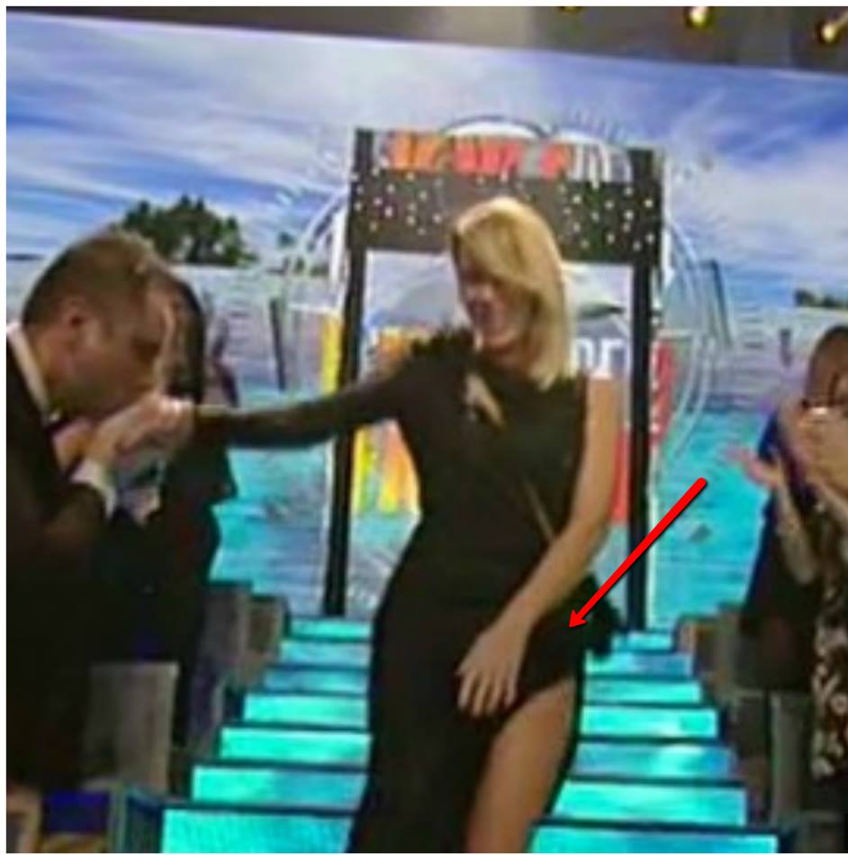 ISOLA DEI FAMOSI: ALESSIA MARCUZZI SCENDE LE SCALE MA QUEL DETTAGLIO NON SFUGGE A NESSUNO - 09/03/2016
