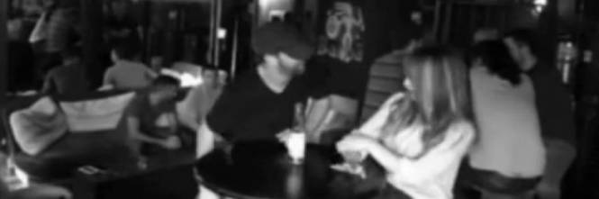 TRE UOMINI MOLESTANO LA 19ENNE IN UN BAR, MA NON SANNO CON CHI HANNO A CHE FARE - 11/03/2016