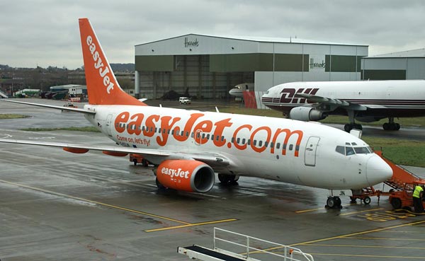 BRIVIDI SU UN AEREO EASYJET: LA SCOPERTA SHOCK IN UN'ALA - 13/03/2016