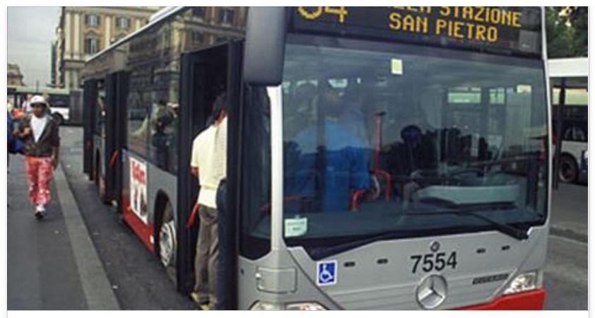 ROMA - SALE SUL BUS 64 IN QUATTRO ACCERCHIANO E QUELLO CHE FANNO ALLA STUDENTESSA E' ASSURDO - 14/03/2016