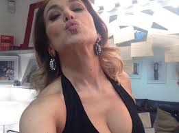 NOI LA CONOSCIAMO COSI' BELLA, MA IN RETE FINISCE UNA FOTO DI BARBARA D'URSO A SOLI 17 ANNI E COMPLETAMENTE DIVERSA: LA RETE SI SCATENA - 28/03/2016