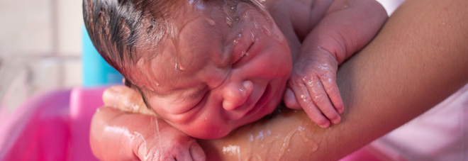 BIMBA DI DUE MESI MUORE MENTRE FA IL BAGNETTO TRA LE BRACCIA DI MAMMA E PAPA' - 24/04/2016