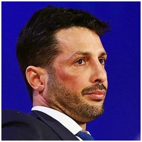 CI AVETE FATTO CASO ANCHE VOI? APPARE COSI' AL ''MAURIZIO COSTANZO SHOW'' E LA REAZIONE DEL WEB E' IMMEDIATA - 09/05/2016