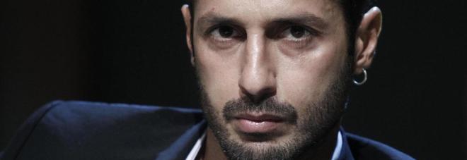 FABRIZIO CORONA FERMATO IN AUTO A SECONDIGLIANO CON UN AMICO CHE AVEVA LA PATENTE SCADUTA - 13/05/2016