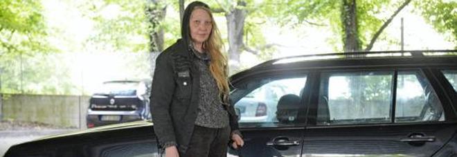 ABBANDONATE DALLO STATO: MADRE E FIGLIA 24ENNE DA UN MESE VIVONO IN AUTO SOTTO LA TANGENZIALE - 02/05/2016