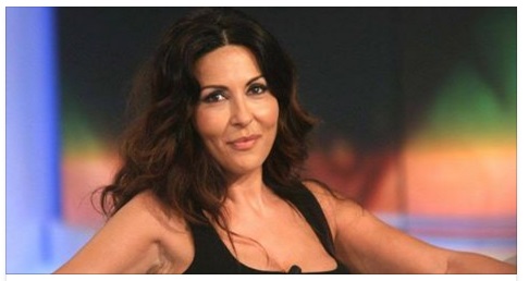 LA FERILLI E QUEL GIOCO ''EROTICO'' IN TV: SUBITO POLEMICA PER L'ATTRICE - FOTO - 08/05/2016