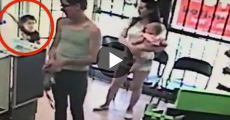 PERDE DI VISTA LA FIGLIA PER UN ATTIMO, QUELLO CHE SUCCEDE E' SCONVOLGENTE - VIDEO - 21/07/2016