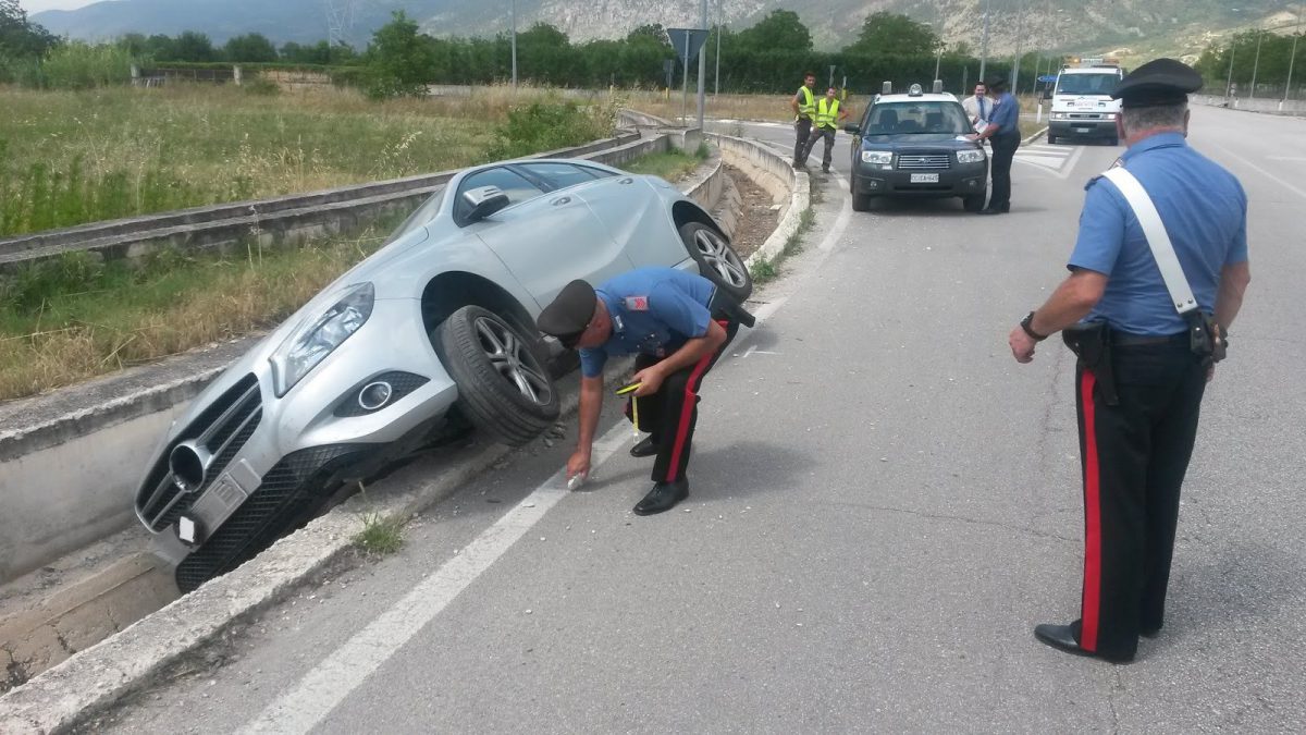 PERDE IL CONTROLLO DELL'AUTO E FINISCE FUORI STADA: ''GIOCAVA A POKEMON'' - 21/07/2016