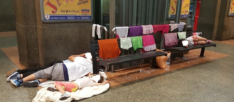 FAMIGLIA COSTRETTA A VIVERE IN STAZIONE: I BAMBINI SI LAMENTANO PER LA FAME. ACCADE IN ITALIA - 26/07/2016