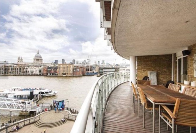 ''AAA CERCASI COINQUILINA PER SUPER CASA NEL CENTRO DI LONDRA'': L'AFFITTO E' GRATIS MA AD UNA CONDIZIONE - 02/10/2016