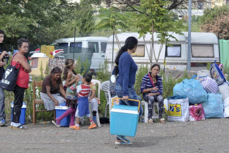 TRE DONNE ROM TENTANO DI RAPIRE UNA RAGAZZA: ECCO COSA LE HANNO FATTO - 03/10/2016