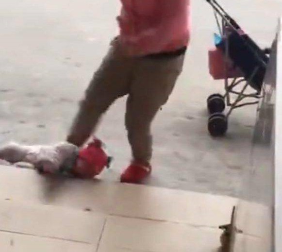 ''SMETTILA DI PIANGERE'': IL CALCIO DELLA MAMMA AL SUO PICCOLO E' QUALCOSA DI INCREDIBILE - 28/02/2017