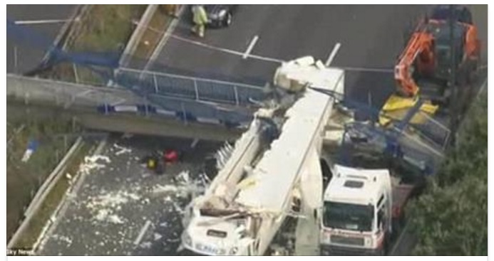 E' CROLLATO IL PONTE SULL'AUTOSTRADA: CI SONO DIVERSE VITTIME - LA SITUAZIONE E' DRAMMATICA - 09/03/2017