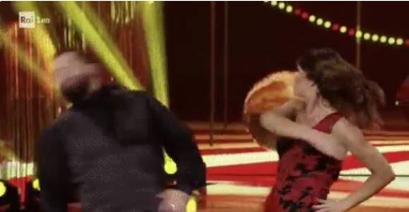 ''CHE SCHIAFFO'' E' SUCCESSO TUTTO DURANTE LA DIRETTA A 'BALLANDO CON LE STELLE' E VOI L'AVETE VISTO? - 11/03/2017