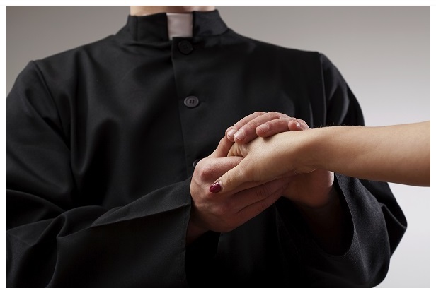 TARANTO - SPOSA E PARROCO BECCATI A FARE L'AMORE PRIMA DEL MATRIMONIO: LE GRIDA SI SENTIVANO FINO A DENTRO LA CHIESA - 12/03/2017