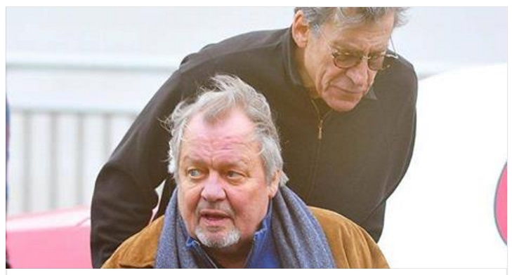 STARSKY & HUTCH, UNA COPPIA INSEPARABILE: PAUL GLASER SPINGE L'AMICO DAVID SOUL SULLA SEDIE A ROTELLE: LA FOTO FA IL GIRO DEL MONDO - 15/03/2017