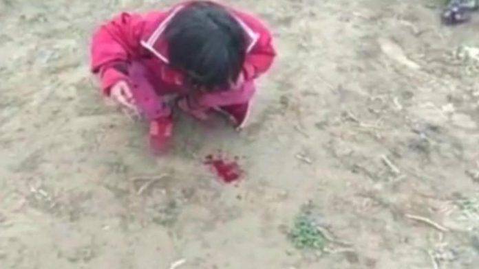 LA PICCOLA SI BAGNA, LA MAMMA LA PICCHIA FINO A FARLE SPUTARE SANGUE - 23/03/2017