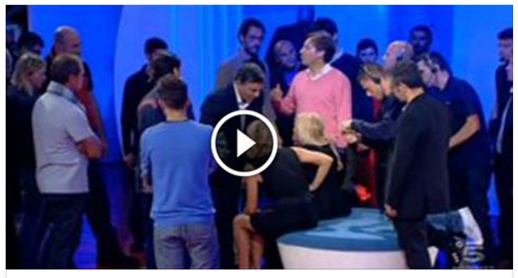 TERRORE IN STUDIO: ALL'IMPROVVISO CACCIA UN COLTELLO E... - 25/03/2017