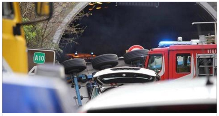 TIR IMPAZZITO TRAVOLGE TUTTO E SI RIBALTA IN AUTOSTRADA: ''CI SONO MORTI E FERITI'' - 26/03/2017