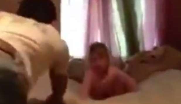 IL PAPÀ SALTA SUL LETTO E LA FIGLIA SI SCHIANTA CONTRO UN MURO - VIDEO BOOM - 11/12/2012