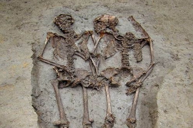 Ritrovamento chok. La coppia che si tiene per mano da 1500 anni - 06/01/2013