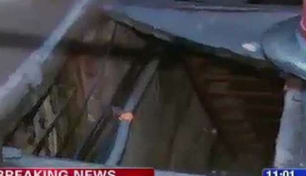 DONNA DI 150 KG SPROFONDA NEL MARCIAPIEDE. 'L'ABBIAMO SALVATA CON LA GRU' - VIDEO - 12/01/2013