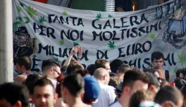 MARIJUANA MARCH, OLTRE 100MILA A ROMA. VENDE PASTICCHE: SCOPPIA UNA RISSA - FOTO - 04/05/2013
