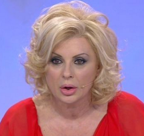 TINA CIPOLLARI LASCIA ''UOMINI E DONNE''? DOPO ANNI NELLA TRASMISSIONE, L'INSAPETTATA DECISIONE - 10/01/2016