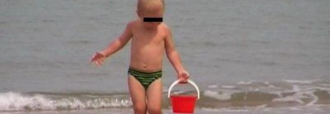OSTIA, PEDOFILO 72ENNE BACIA UN BIMBO DI 4 ANNI SULLA BOCCA: LA FOLLA LO LINCIA - 08/08/2013