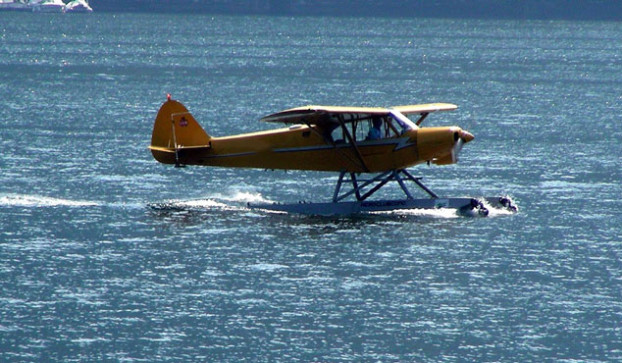 L'IDROVOLANTE SBAGLIA MANOVRA E SFIORA I BAGNANTI - VIDEO SHOCK - 08/08/2013