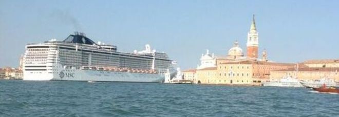 NAVE DA CROCIERA SFIORA PIAZZA SAN MARCO A VENEZIA, UN ALTRO INCHINO PERICOLOSO - 01/09/2013