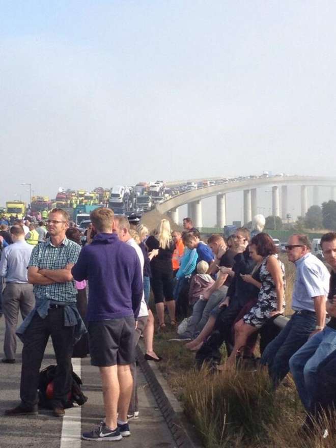 MAXI-INCIDENTE TRA CENTO AUTOMOBILI: CAMIONISTA EROE BLOCCA L'ACCESSO AL PONTE - 05/09/2013