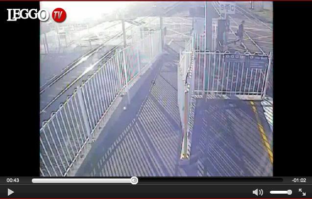 Ha le cuffiette nelle orecchie e non sente passare il treno: ventenne salvo per miracolo - VIDEO - 18/09/2013