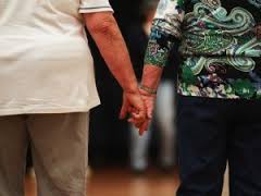 81 ANNI DI AMORE. LA FOTO DEI VECCHIETTI INNAMORATI CHE COMMUOVE FACEBOOK - GUARDA - 28/02/2014