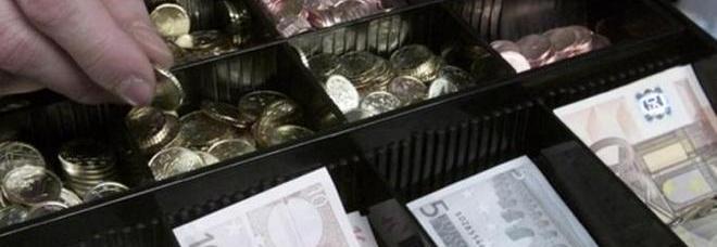 COMMESSA RUBA IN NEGOZIO, IL TITOLARE LA SCOPRE MA NON LA LICENZIA. E LE AUMENTA LO STIPENDIO - 25/02/2014