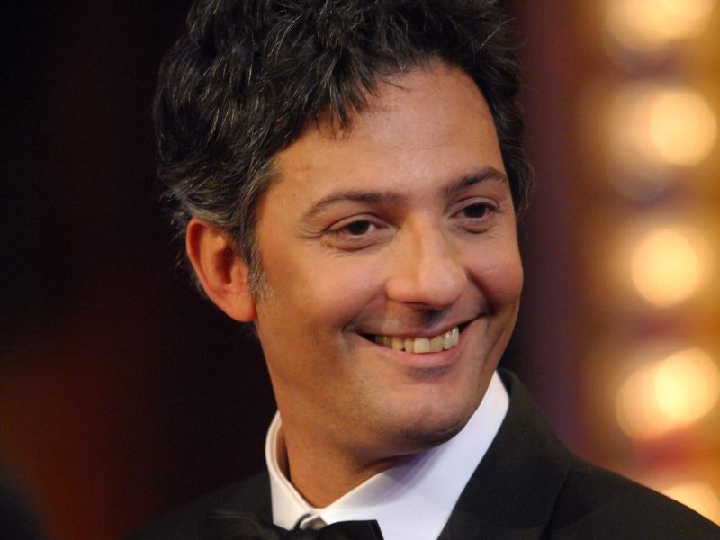 FIORELLO, INCIDENTE IN SCOOTER A ROMA: E' IN TERAPIA INTENSIVA - 02/03/2014