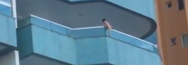 ''GUARDA MAMMA'': LA BAMBINA DI 3 ANNI SI SPORGE DAL BALCONE AL QUINTO PIANO. ECCO COME VA A FINIRE - VIDEO - 05/06/2014