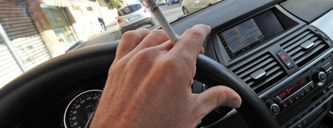 SIGARETTE: SCATTA IL DIVIETO DI FUMARE IN MACCHINA - ECCO I PARTICOLARI - 19/01/2015