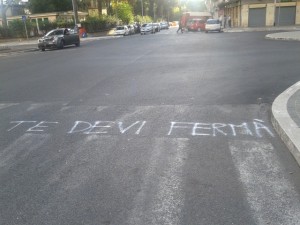 ROMA, SEGNALETICA STRADALE FAI DA TE: ''TE DEVI FERMA''' - 11/09/2015