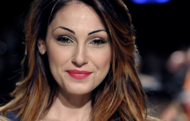 DISASTRO ANNA TATANGELO, I FAN: ''MA CHE HAI COMBINATO ALLE LABBRA? E' UN CANOTTO!'' - FOTO ASSURDA - 22/10/2015
