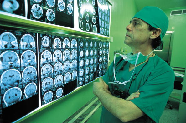 VA DAL MEDICO PER UN MAL DI TESTA: ''LE RESTANO 30 MINUTI DI VITA'' - 09/11/2015