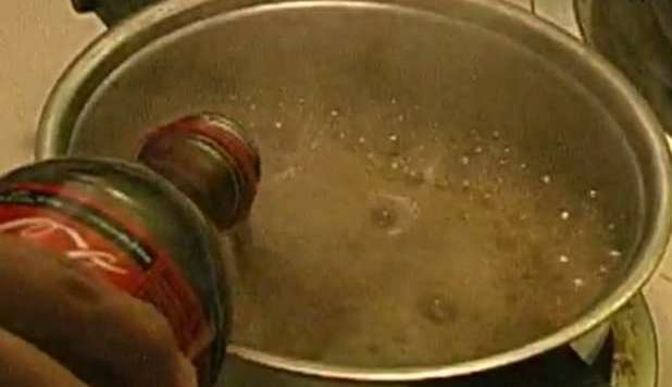 COSA SUCCEDE SE FAI BOLLIRE LA COCA COLA PER 20 MINUTI? -VIDEO - 23/10/2012