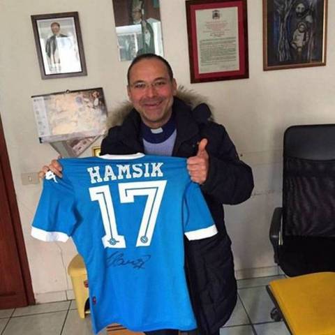 ECCO CHI E' IL PRETE CHE A FINE MESSA DICE ''LA MESSA E' FINITA E FORZA NAPOLI'' - 24/01/2016